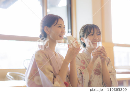 お風呂上がりにリラックスする若い女性達 119865299