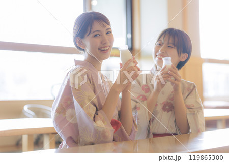 お風呂上がりにリラックスする若い女性達 119865300