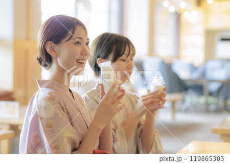 お風呂上がりにリラックスする若い女性達 119865303