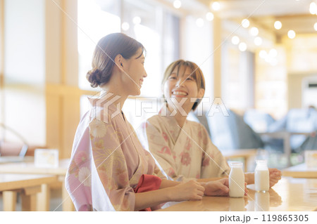 お風呂上がりにリラックスする若い女性達 119865305