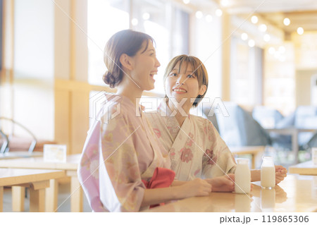 お風呂上がりにリラックスする若い女性達 119865306