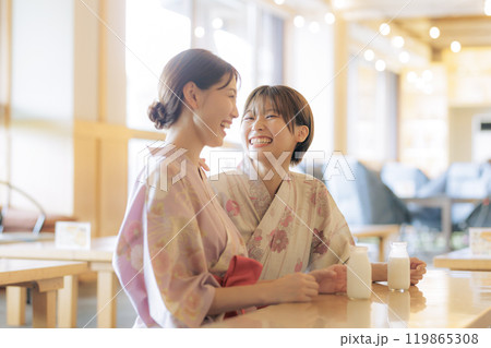 お風呂上がりにリラックスする若い女性達 119865308