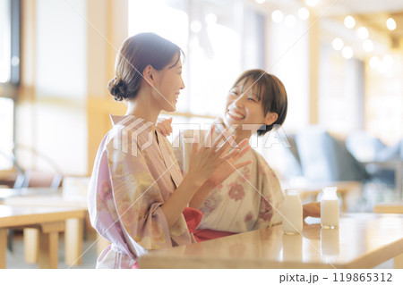 お風呂上がりにリラックスする若い女性達 119865312