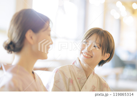 お風呂上がりにリラックスする若い女性達 119865314