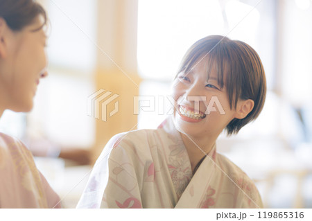 お風呂上がりにリラックスする若い女性達 お風呂上がりにリラックスする若い女性達 119865316