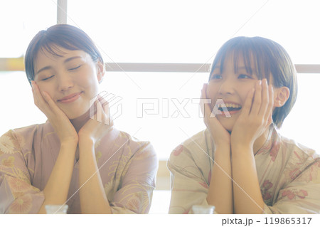 お風呂上がりにリラックスする若い女性達 お風呂上がりにリラックスする若い女性達 119865317