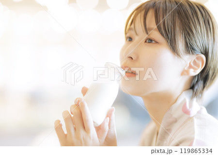 お風呂上がりにリラックスする若い女性 119865334