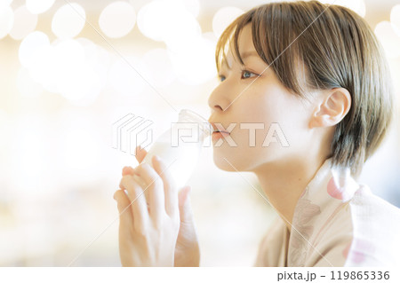 お風呂上がりにリラックスする若い女性 お風呂上がりにリラックスする若い女性 119865336