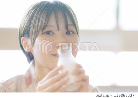 お風呂上がりにリラックスする若い女性 119865337