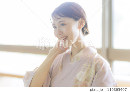 お風呂上がりにリラックスする着物の女性 お風呂上がりにリラックスする着物の女性 119865407