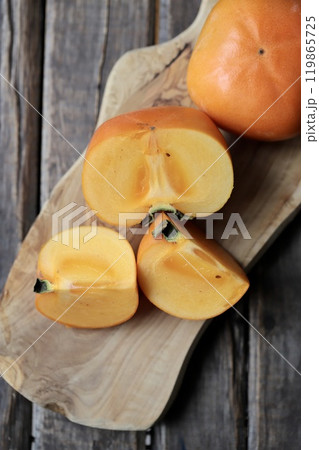 カットした柿　カッティングボードの上の種無し柿 119865725