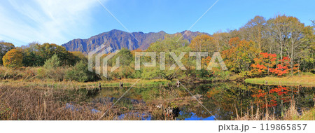 秋の秋山郷　天池と鳥甲山のパノラマ写真 119865857