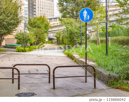 都市部に設けられた歩行者専用の道路標識と緑道【大手町川端緑道】 都市部に設けられた歩行者専用の道路標識と緑道【大手町川端緑道】 119866042