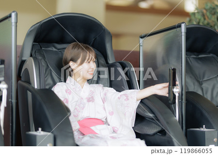 マッサージ機でリラックスする若い女性 マッサージ機でリラックスする若い女性 119866055