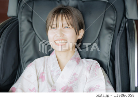 マッサージ機でリラックスする若い女性 119866059