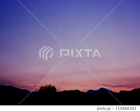 奈良・二上山の夕空にかかる三日月 奈良・二上山の夕空にかかる三日月 119866302