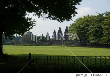 公園から眺めるプランバナン寺院【インドネシア・ジョグジャカルタ】 119866584