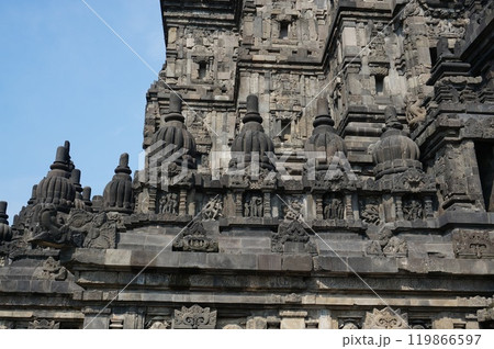 シヴァ祠堂、シヴァ神の象徴であるリンガと神像の彫刻【インドネシア・ジョグジャカルタ】 シヴァ祠堂、シヴァ神の象徴であるリンガと神像の彫刻【インドネシア・ジョグジャカルタ】 119866597
