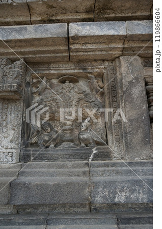 ヴィシュヌ祠堂に装飾された天樹カルパタルとキンナリー・キンナラ【インドネシア・ジョグジャカルタ】 119866604