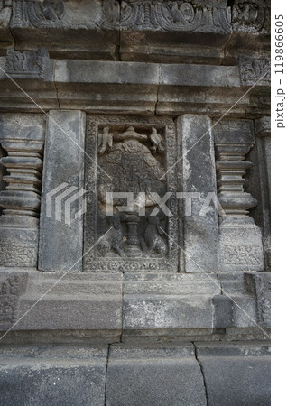 ヴィシュヌ祠堂に装飾された天樹カルパタルとキンナリー・キンナラ【インドネシア・ジョグジャカルタ】 119866605