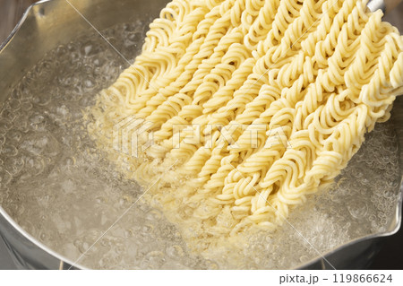 インスタントラーメンを煮る インスタントラーメンを煮る 119866624