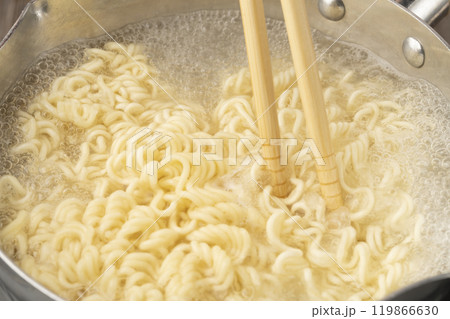 インスタントラーメンを煮る インスタントラーメンを煮る 119866630