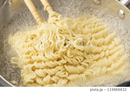 インスタントラーメンを煮る インスタントラーメンを煮る 119866632