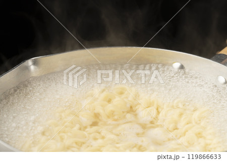 インスタントラーメンを煮る インスタントラーメンを煮る 119866633