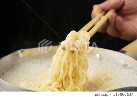 インスタントラーメンを煮る インスタントラーメンを煮る 119866634