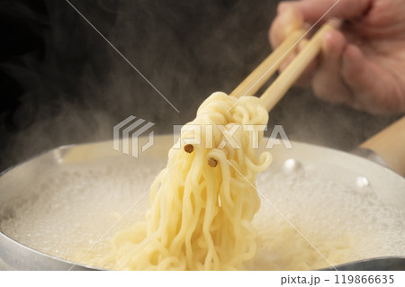 インスタントラーメンを煮る 119866635
