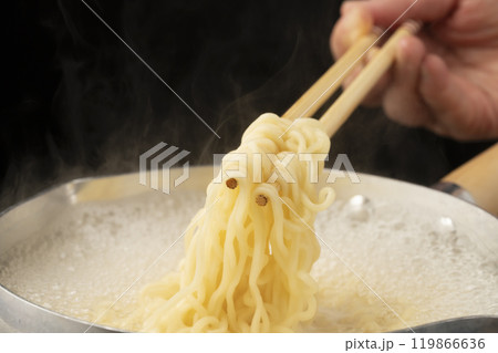 インスタントラーメンを煮る 119866636