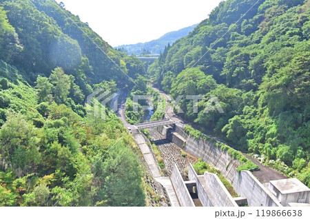 浅川ダムの天端から俯瞰する浅川 浅川ダムの天端から俯瞰する浅川 119866638