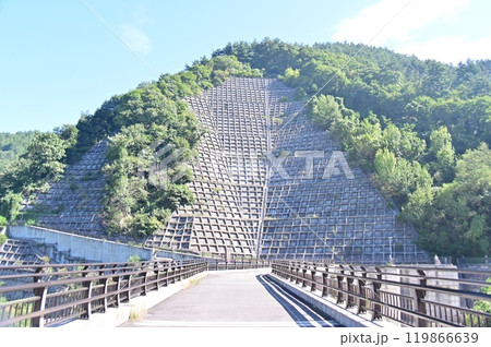 浅川ダムの天端から眺める対岸の擁壁 浅川ダムの天端から眺める対岸の擁壁 119866639