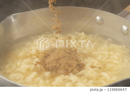 インスタントラーメンを煮る　粉末スープを入れる 119866647