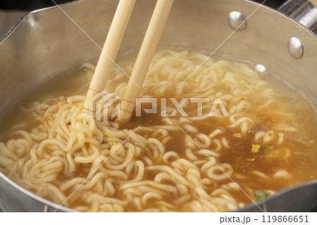 インスタントラーメンを煮る 粉末スープを入れる インスタントラーメンを煮る 粉末スープを入れる 119866651