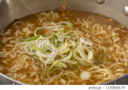 インスタントラーメンを煮る 七味を入れる インスタントラーメンを煮る 七味を入れる 119866679
