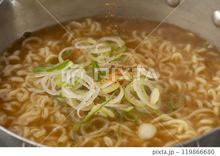 インスタントラーメンを煮る 七味を入れる 119866680