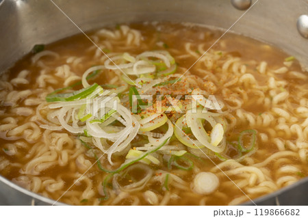 インスタントラーメンを煮る 七味を入れる インスタントラーメンを煮る 七味を入れる 119866682