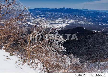 八ヶ岳連峰・横岳稜線の樹氷と奥秩父の山並み 八ヶ岳連峰・横岳稜線の樹氷と奥秩父の山並み 119866683