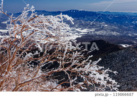 八ヶ岳連峰・横岳稜線の樹氷と奥秩父の山並み 119866687