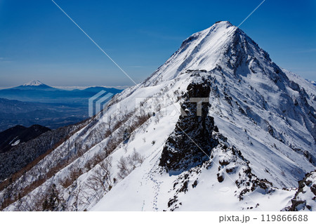 冬の八ヶ岳連峰・赤岳と富士山 119866688