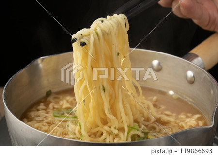 インスタントラーメン 鍋のラーメンを箸で持ち上げる 鍋から食べる 119866693
