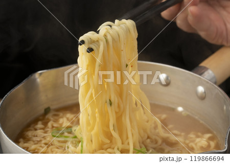 インスタントラーメン 鍋のラーメンを箸で持ち上げる 鍋から食べる 119866694