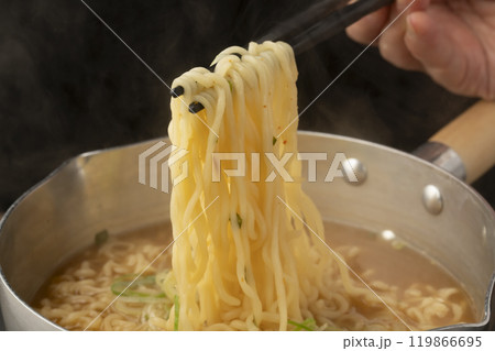 インスタントラーメン 鍋のラーメンを箸で持ち上げる 鍋から食べる インスタントラーメン 鍋のラーメンを箸で持ち上げる 鍋から食べる 119866695