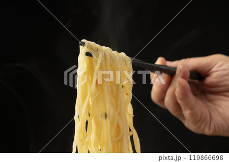 インスタントラーメン 鍋のラーメンを箸で持ち上げる 鍋から食べる インスタントラーメン 鍋のラーメンを箸で持ち上げる 鍋から食べる 119866698