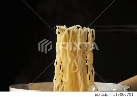 インスタントラーメン 鍋のラーメンを箸で持ち上げる 鍋から食べる 119866701