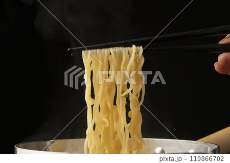 インスタントラーメン 鍋のラーメンを箸で持ち上げる 鍋から食べる 119866702