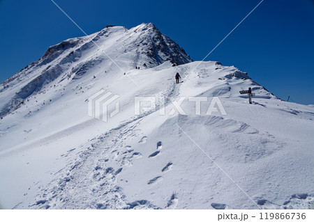 冬晴れの八ヶ岳連峰・赤岳山頂と登山者 119866736