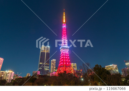 「東京都」ライトアップした東京タワー 夜景 「東京都」ライトアップした東京タワー 夜景 119867066