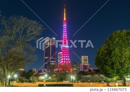 「東京都」ライトアップした東京タワー 夜景 「東京都」ライトアップした東京タワー 夜景 119867073